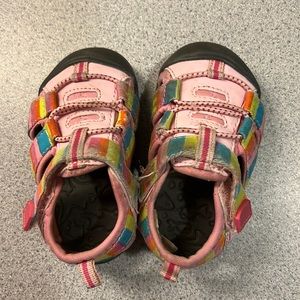 Size 4 little girl sandals with Velcro strap $8